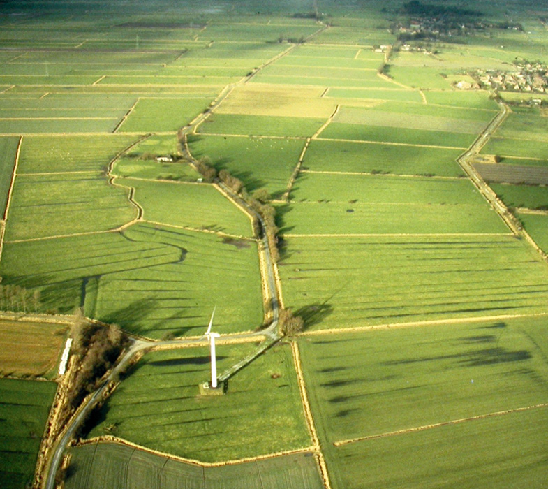 Der »Landweg« von Meldorf nach Heide: Bei der Windmühle macht der Weg einen auffälligen Knick nach Osten. Nach Lammers lag die Schanze am Beginn der folgenden Buschreihe, die eine leichte Erhöhung markiert. Die Spuren erwiesen sich allerdings als Trenngräben von Wölbbeeten. Im Hintergrund Hemmingstedt.