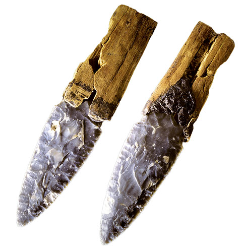 Jungsteinzeitlicher Dolch aus Allensbach- Strandbad. An dem Griff aus Holunderholz ist eine Klinge aus oberitalienischem Feuerstein mit Birkenpech befestigt. Datierung um 2900 v. Chr.