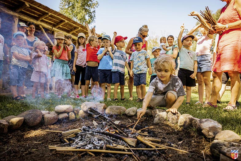 Beim Ferienprogramm im Steinzeitdorf Pestenacker erleben Kinder, wie der Mensch in der Jungsteinzeit seine Umwelt gestaltet hat.