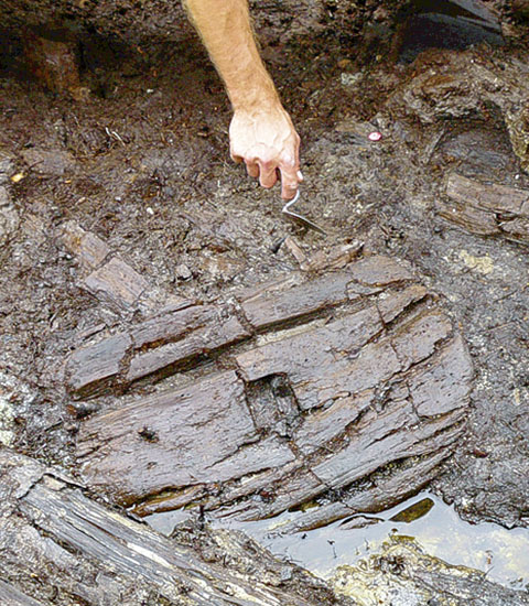 Eines von drei großen Scheibenrädern bei der Freilegung in der jungsteinzeitlichen Siedlung Olzreute-Enzisholz bei Bad Schussenried, das eine ausgezeichnete Holzerhaltung aufweist und dendrochronologisch in das Jahr 2897 v. Chr. datiert.