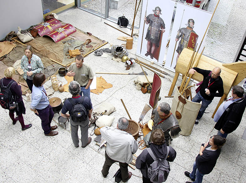 Aus der Erfahrung im Lagerleben entsteht ein Beitrag für die Wissenschaft, hier: Platzverhältnisse in einem römischen Mannschaftszelt und Gewicht des Mannschaftsgepäcks nach Schriftzeugnissen und Funden in einer Präsentation auf dem Limeskongress in Ingolstadt. VEX LEG VIII AVG, 2015.