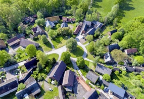 Das Rundlingsdorf Mammoißel im niedersächsischen Landkreis Lüchow-Dannenberg. Die tortenstückförmige Gliederung der Flurstücke ist noch deutlich erkennbar. Luftaufnahme 2012.