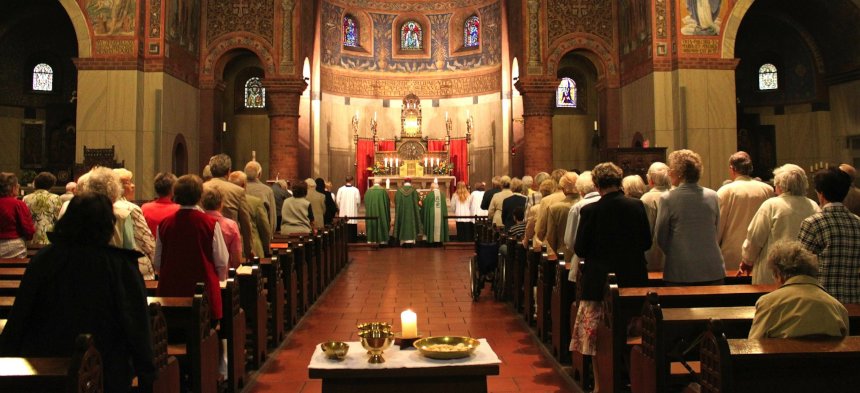 Menschen feiern gemeinsam in einer Kirche Gottesdienst