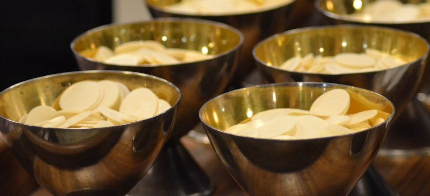 Goldene Schalen mit Hostien