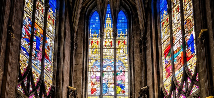 Bunte Fenster in der Apsis einer Kirche 