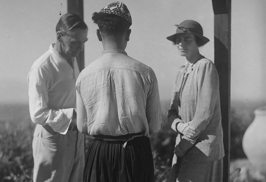 Katharine und Leonard Woolley mit einem unbekannten Mitarbeiter auf der Veranda des Grabungshauses von Tell Atchana/Alalach, 1938–1939.