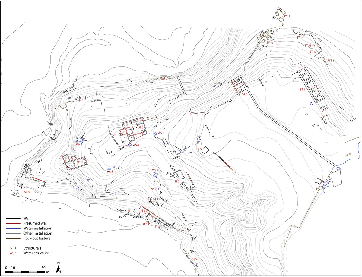 Abb. 2 Gesamtplan (2016) der architektonischen Reste im Untersuchungsgebiet mit großen, monumentalen Bauten (ST 1–13, 19), kleineren Strukturen (ST 14–18) und wichtigeren Wasseranlagen (WS 1–7).