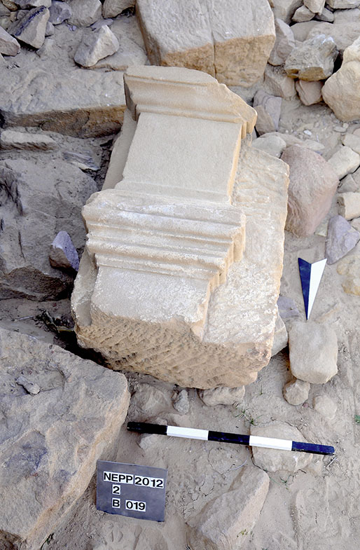 Abb. 3 Nabatäischer Pilaster mit zwei architektonischen Ordnungen aus Bau 2 (ST 2).