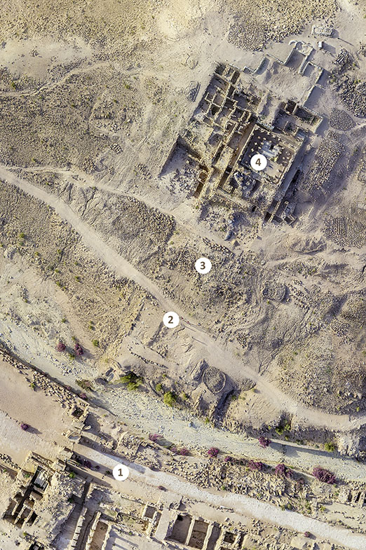 Abb. 3 Luftbild vom Areal des Löwen-Greifen-Tempels. Von der Säulenstraße (1) führte in der Antike eine Brücke über das Wadi Musa, von der man auf die untere Terrasse (2) gelangte. Über eine Treppenanlage (3) kam man auf die nächste Terrasse. Der Zugang zum Tempel (4) ist unklar.