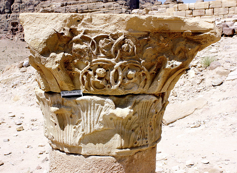 Abb. 6 Beispiel eines skulptierten nabatäischen Kapitells aus dem Löwen-Greifen-Tempel mit Resten von geflügelten Löwen, die anstelle von Voluten ausgeführt waren.