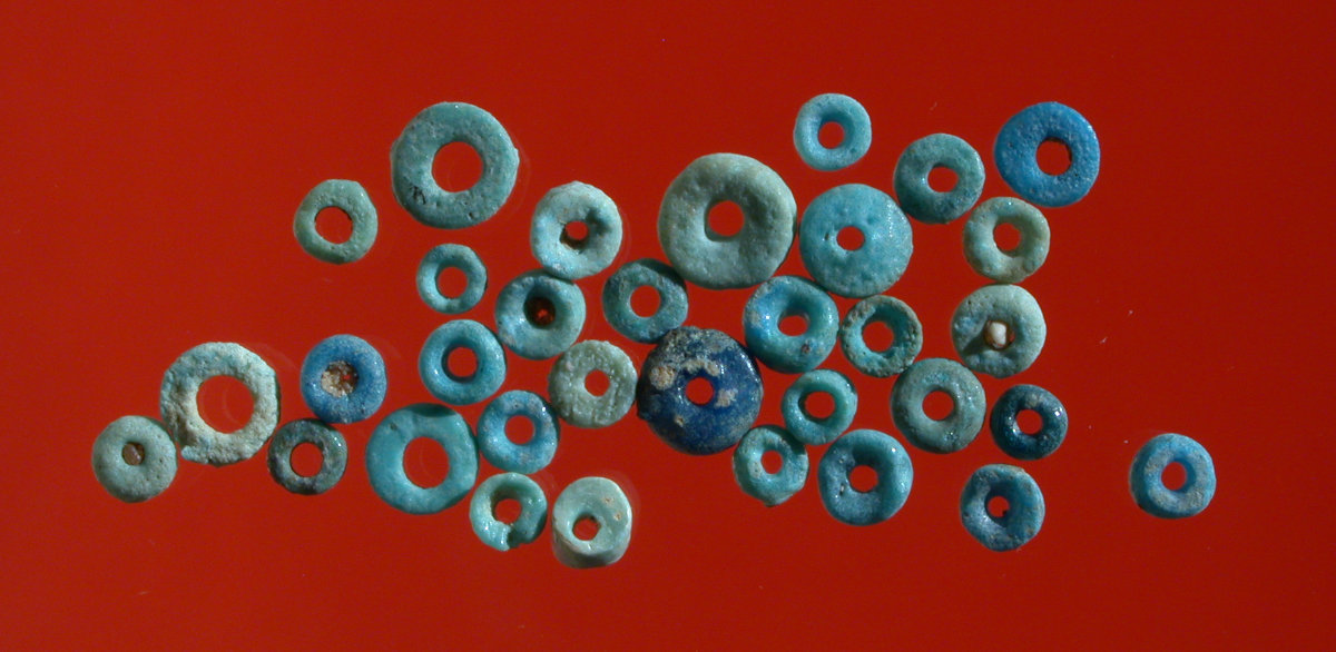 Scheibenperlen aus Fayence.