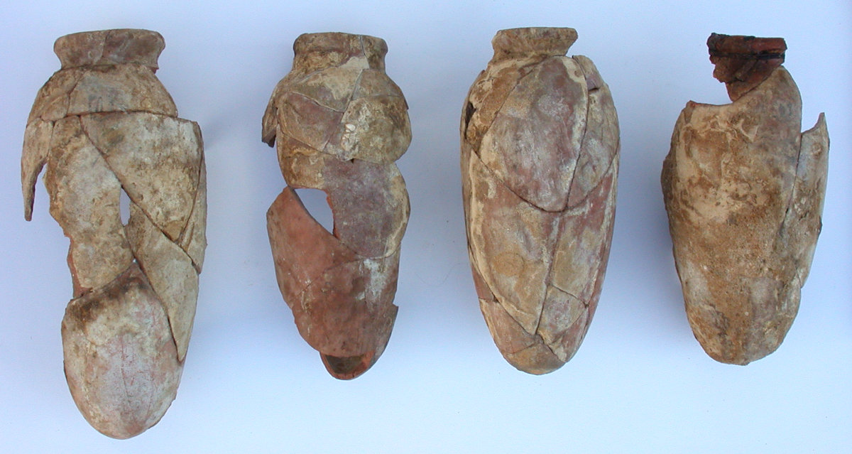 Nach der Ausgrabung zusammengefügte Vorratsgefäße aus Keramik.