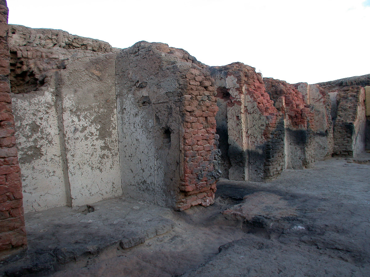 Nachträglich durch Brand verziegeltes Mauerwerk in der Königskammer des Djer.