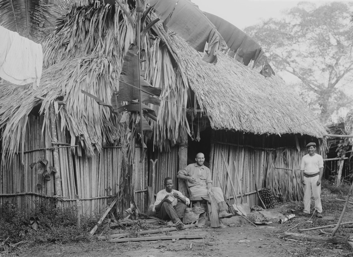 Raymond E. Merwin (Mitte) und zwei unbekannte Personen 1914/1915 in Lubaantun im Auftrag des Peabody Museum (Harvard Universität).
