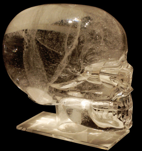 Kristallschädel, wahrscheinlich handelt es sich bei allen Schädeln dieser Art, die im 19. Jh. im Antiquitätenhandel erschienen, um moderne Fälschungen.
