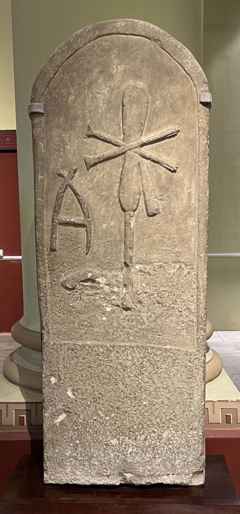 Die von Flinders Petrie entdeckte Kalksteinstele der Meret-Neith, die sich heute im Ägyptischen Museum in Kairo befindet (Inv. Nr. JE 34550 SR 2/3217).