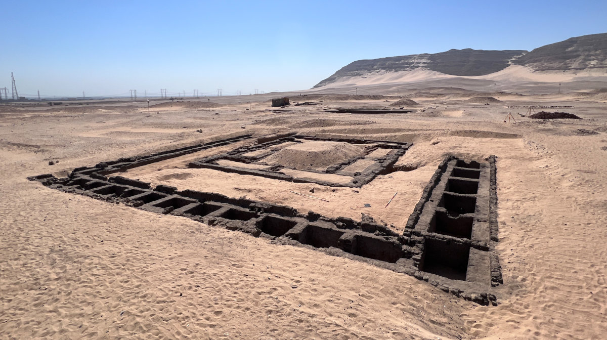 Der Grabkomplex der Meret-Neith in Abydos während der Ausgrabung mit Blick nach Südost. Das Hauptgrab im Zentrum der Anlage ist auf allen Seiten von kleinen Nebengräbern umgeben.