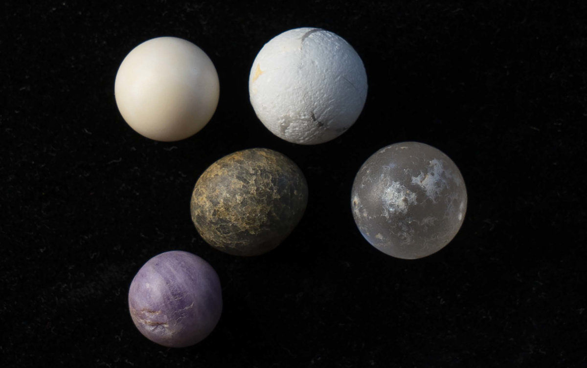 Murmeln oder Spielsteine aus dem Umfeld der Nebenkammern im Grabkomplex der Meret- Neith. Die Kugeln bestehen aus Kalzit, Kalkstein, Granit, Amethyst und Quarz oder Bergkristall.