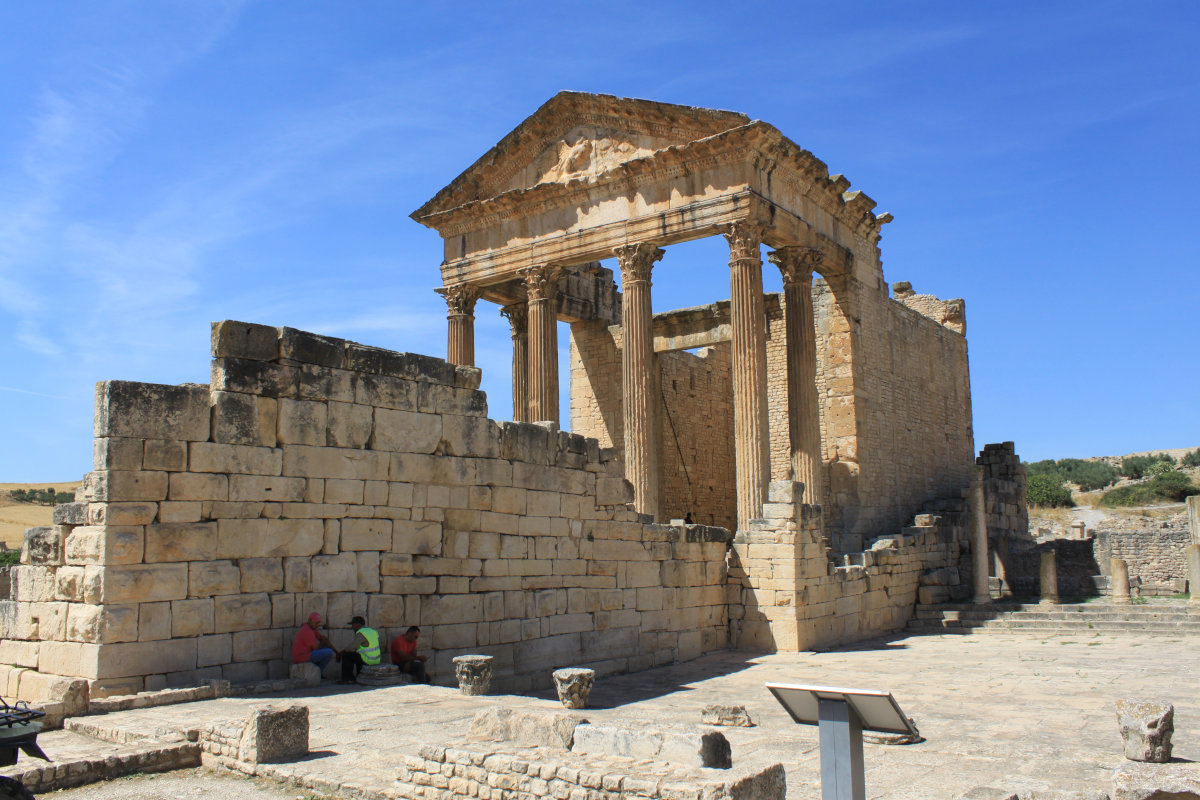 Die byzantinische Festung von Thugga mit dem Kapitol und zahlreichen Spolien im Mauerwerk.