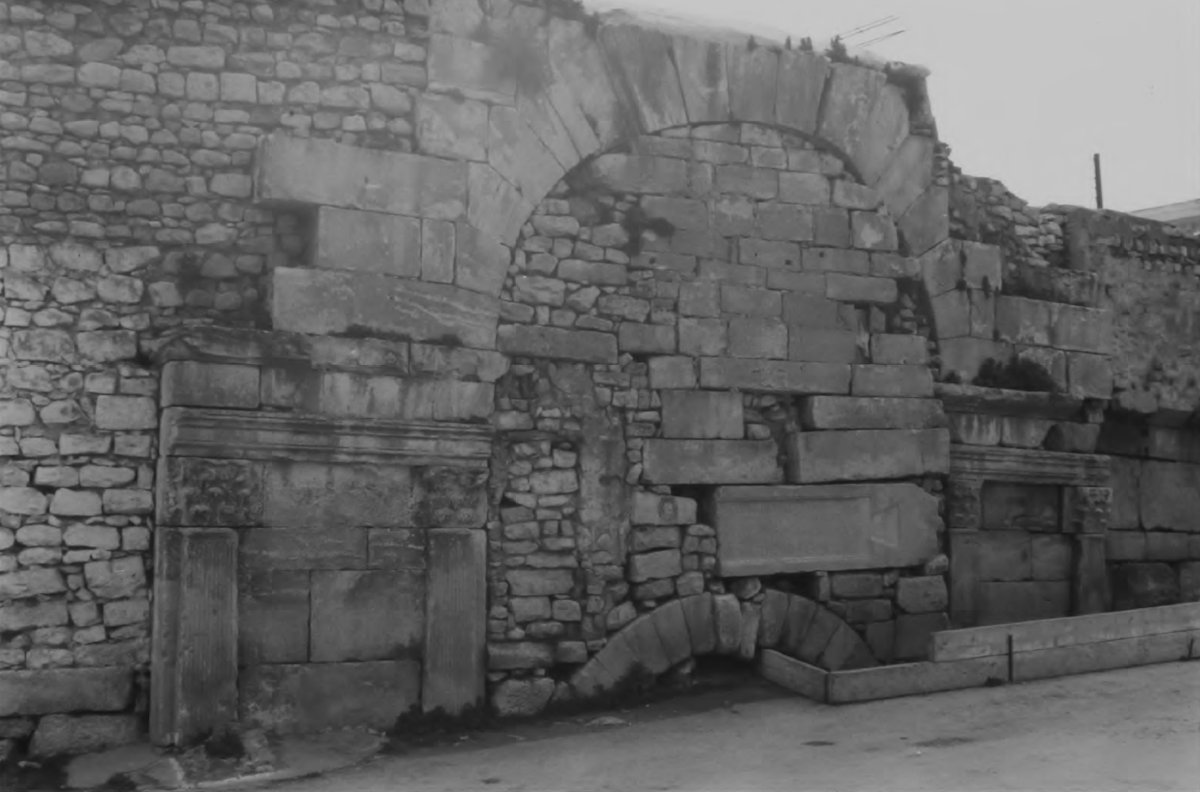 Das Osttor von Thubursicum Bure (Téboursouk) mit dem wiederverwendeten severischen Ehrenbogen und der fragmentierten Bauinschrift aus der Regierungszeit des Justin II.