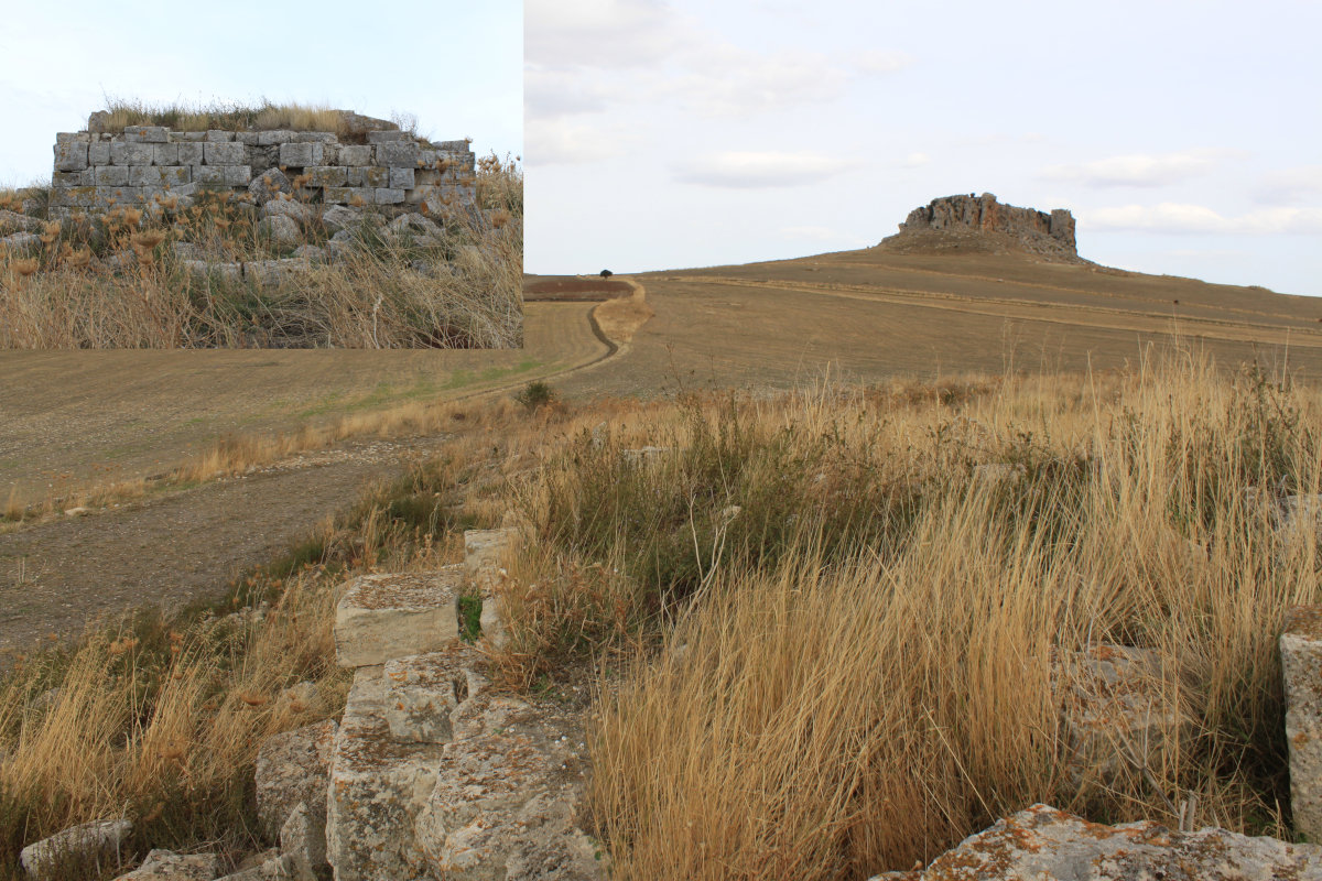 Oben rechts: Der Wachturm von Ksar Ben Tralah, der auf einem kaiserzeitlichen Turmmausoleum eines Landguts errichtet wurde. Links: Der Wachturm mit der im Hintergrund liegenden Kreuzung und dem Kef Harrath.