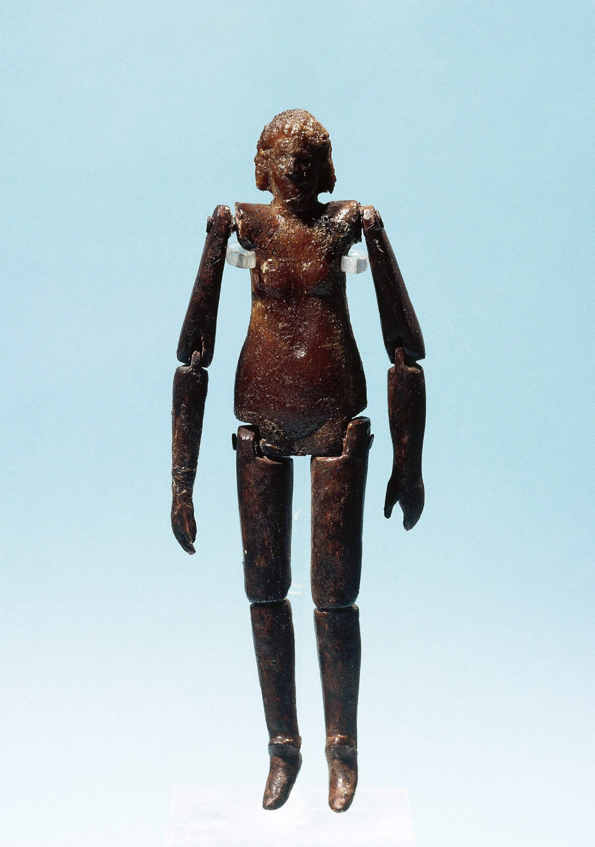 Bernsteinpuppe aus Ontur, Nekropole Las Eras (H. 16,5 cm), zweite Hälfte 3. Jh. n. Chr. Albacete, Museo Provincial de Albacete.