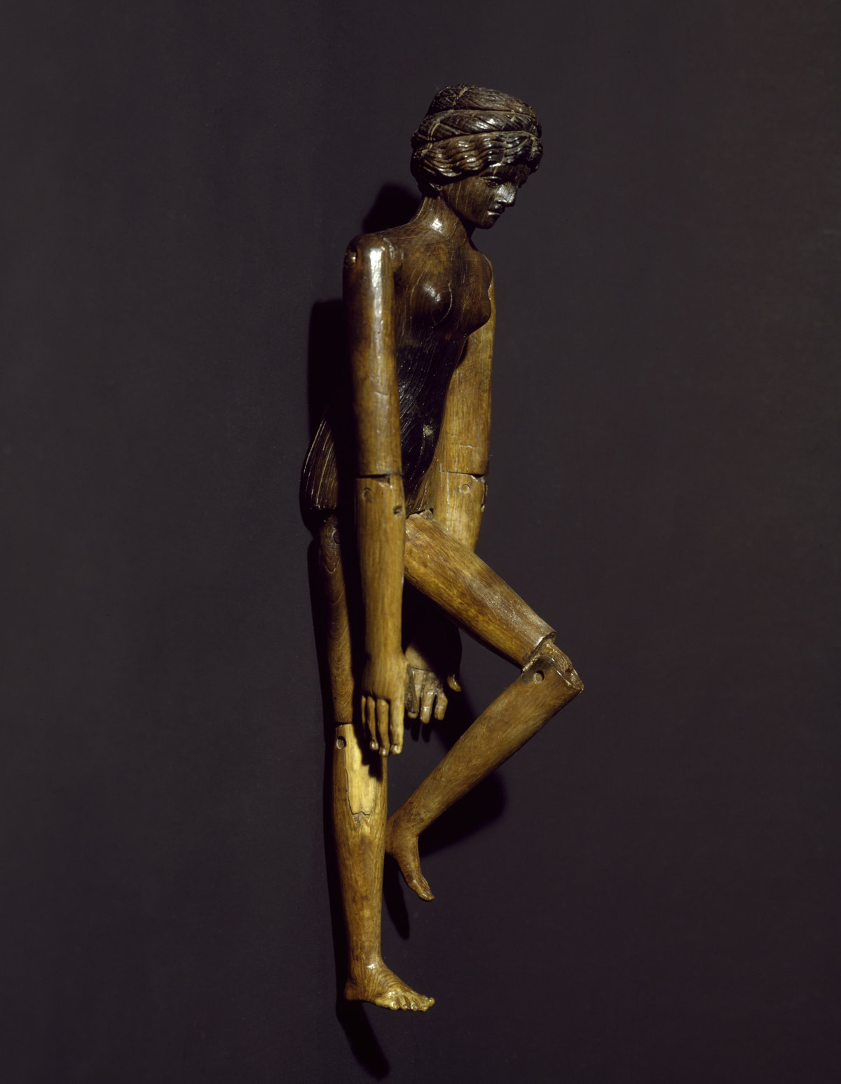 Elfenbeinpuppe, gefunden in Rom, Prati di Castello, heute Bereich des Justizpalastes (H. 23 cm), drittes Viertel 2. Jh. n. Chr., Rom, Musei Capitolini, Centrale Montemartini.