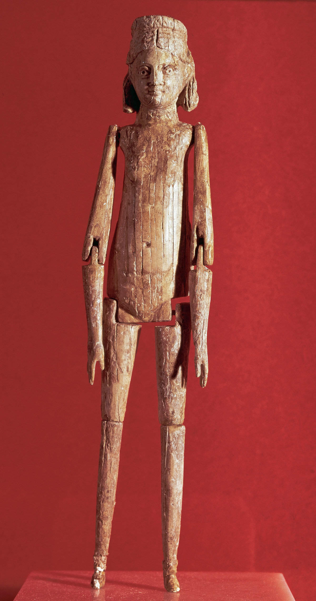 Elfenbeinpuppe, gefunden in Tarragona, Nekropole San Fructuoso (H. 23 cm), Ende 3. bis Anfang 4. Jh. n. Chr. Tarragona, Museu Nacional Arqueològic.