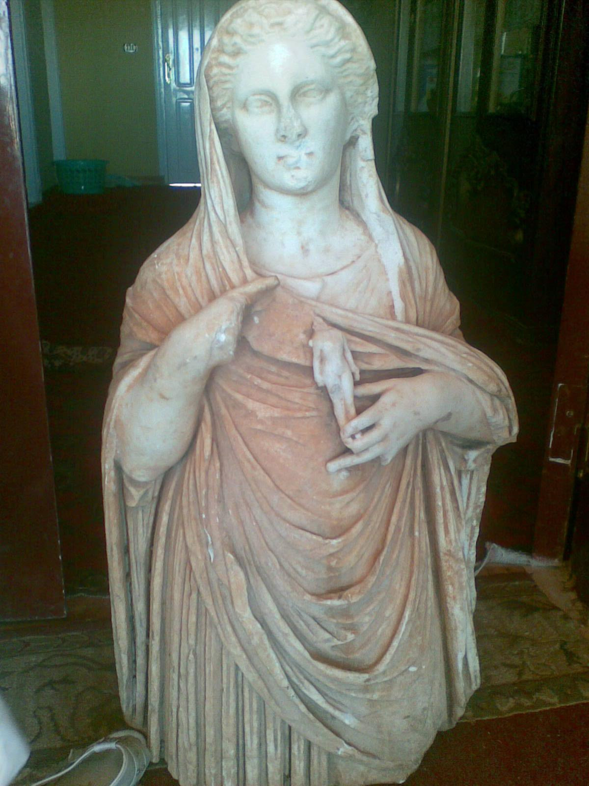 Ein im Internet veröffentlichtes Video, in dem Plünderer die kyrenäische Grabgöttin D78 aus dem 3. Jh. v. Chr. zeigen.