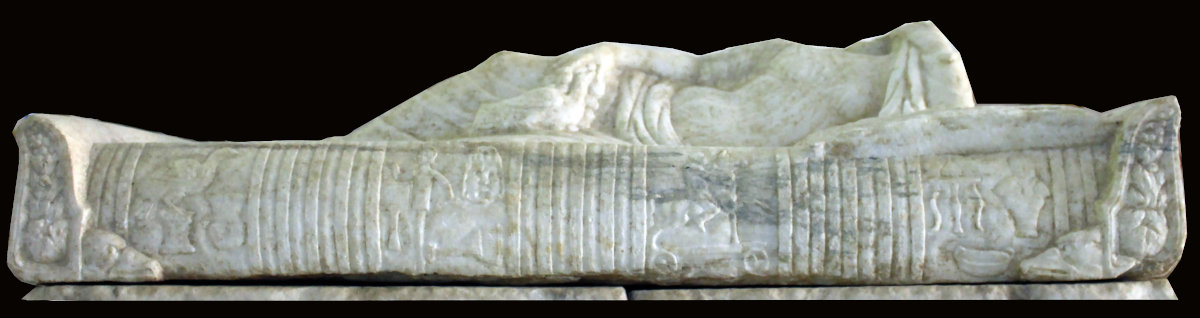 Deckel des «Kindersarkophags» von Ain Hofra, aufbewahrt im neuen Lagerraum des Museums von Kyrene (Shahat, Libyen).