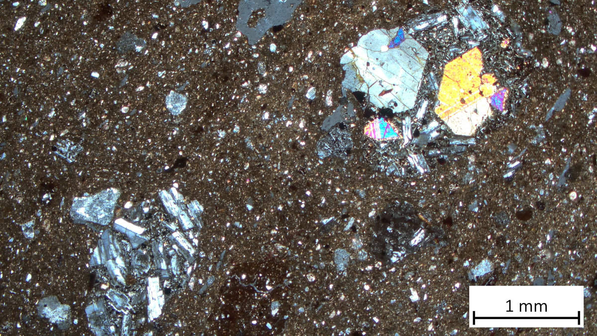 Dünnschliffaufnahme einer hethitischen Keramik (großer Teller) aus Ortaköy/Šapinuwa, Zentralanatolien