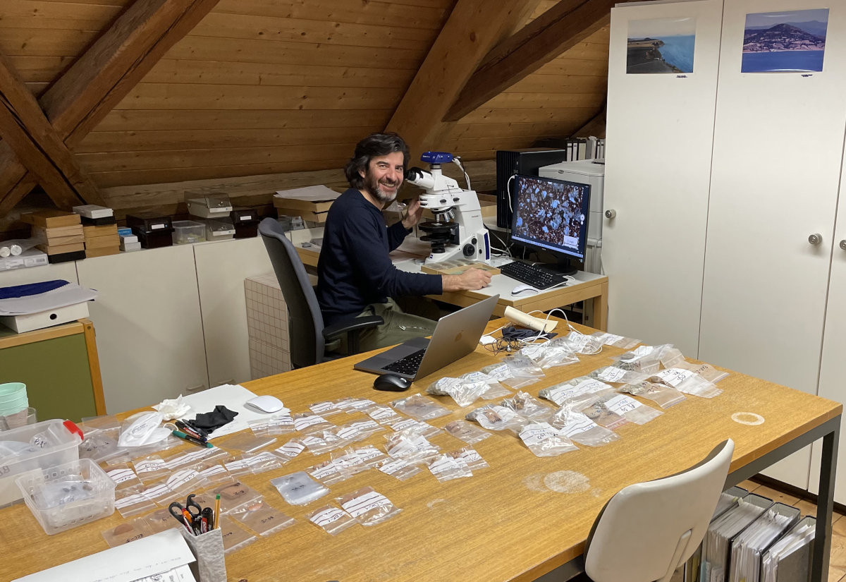 Petrographische Analysen mit einem Polarisationsmikroskop am Institut für Ur- und Frühgeschichte der Universität Tübingen.