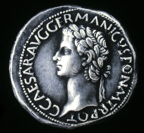 Aureus des Caligula mit Bildumschrift der offiziellen Titulatur «(C)aius Caesar Aug(ustus) (G)ermanicus (Pon)tifex (M)aximus (Tr)ibunicia (Pot)estas».