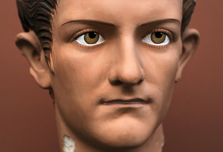Der junge Caligula in Farbe: moderne Rekonstruktion anhand antiker Vorlage.