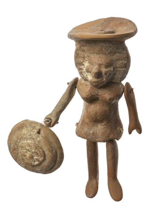 Groteske Gliederpuppe mit Medusendarstellung auf dem Schild, die in Tanagra gefunden wurde und ins 4. Jh. v. Chr. datiert. Archäologischen Nationalmuseum von Athen (Inv. 4755).