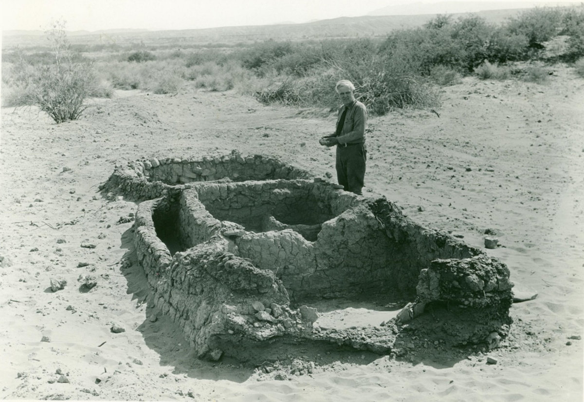 Dr. Mark Harrington neben dem Fundament eines Pueblos.