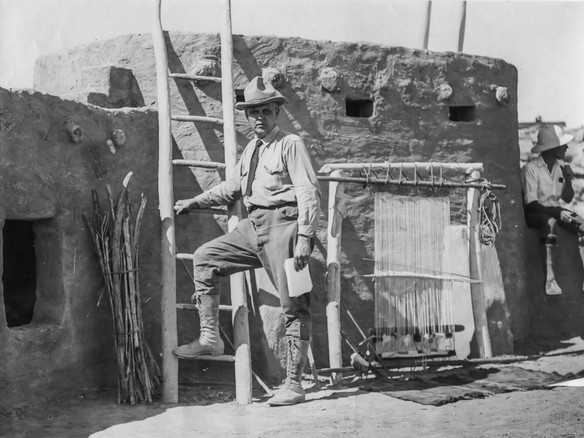 Dr. Mark Harrington am Ort des Festes im Jahr 1925.