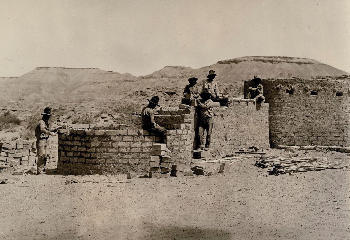 Mitglieder des Zuni-Pueblo beim Bau der Pueblos für den Festumzug in St. Thomas, 1925.