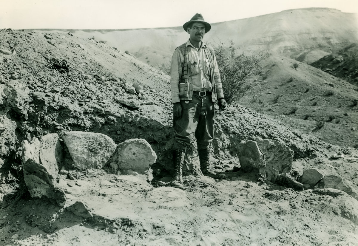 Willis Evans neben dem Fundament eines Pueblos im Pueblo Grande de Nevada, 1935