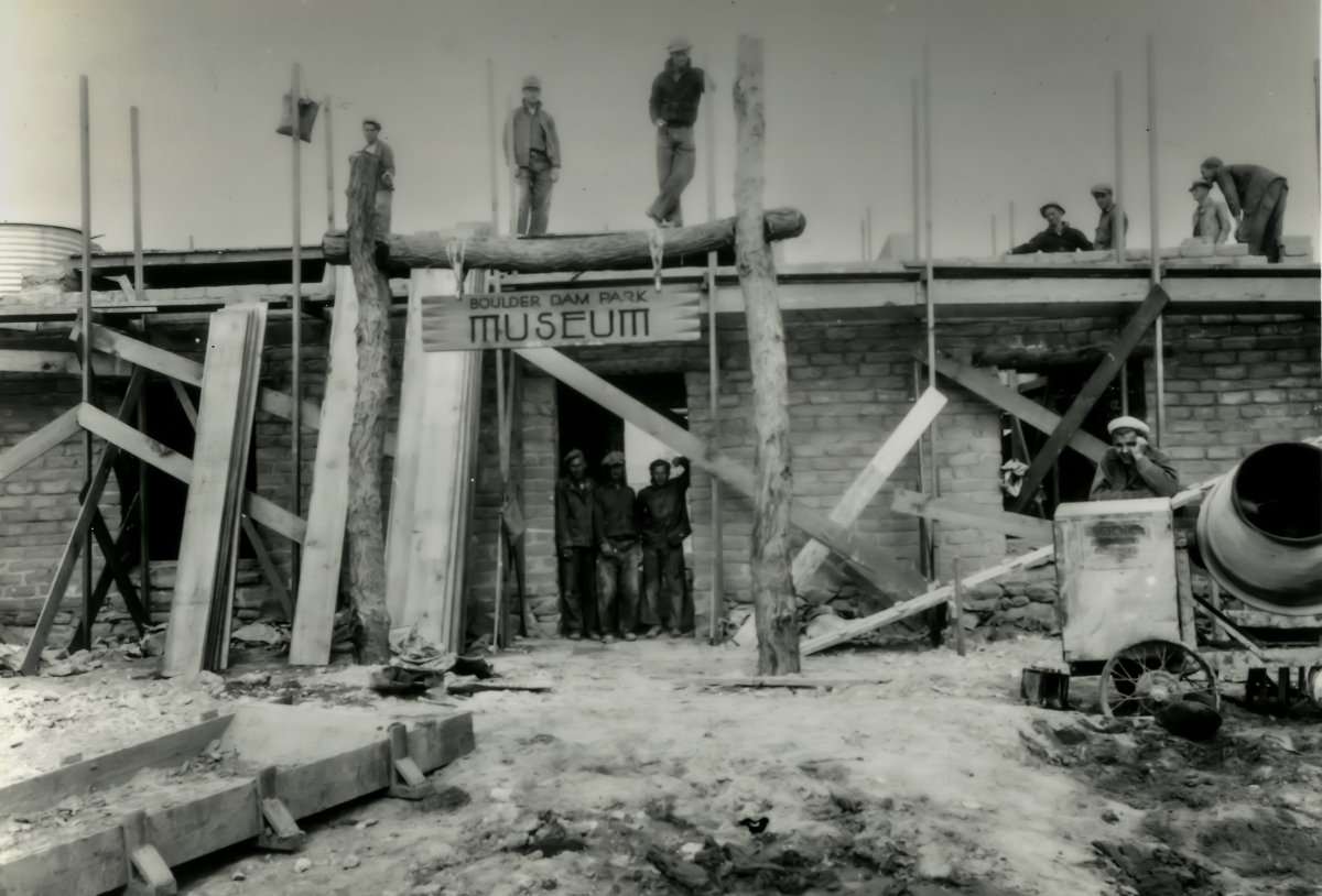 Boulder Dam Park Museum im Bau, 1935. Der Herr links auf dem Dach des Museums ist Ralph McCleery.