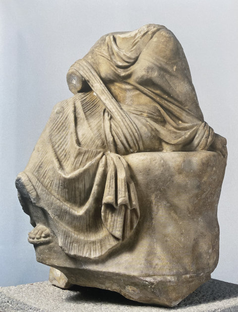 Tyche von Antiochia des Euthydemos. Römische Statuettenkopie der hellenistischen Bronzestatue der Tyche von Antiochia am Orontes. Marmor, H 0,47 m. Vorbild um 300 v. Chr. Budapest, Sépmüvészeti Museum.