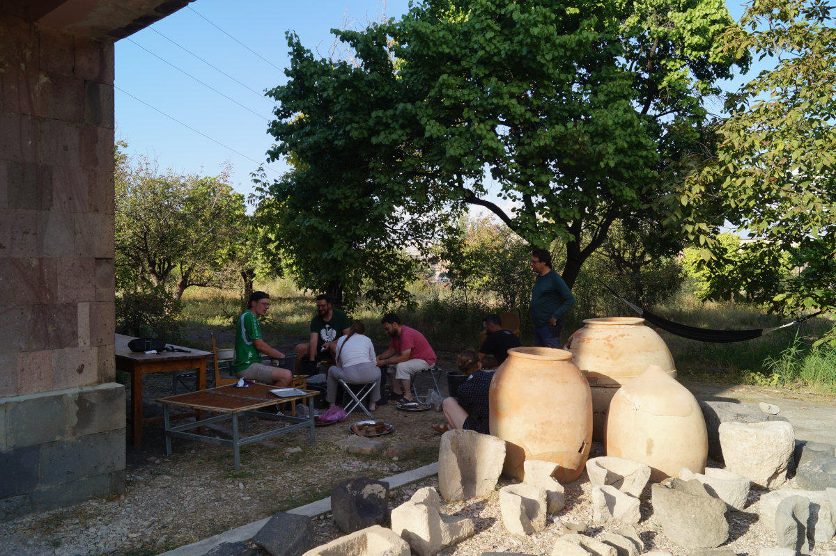 Fundbearbeitung im Garten des Grabungshauses.