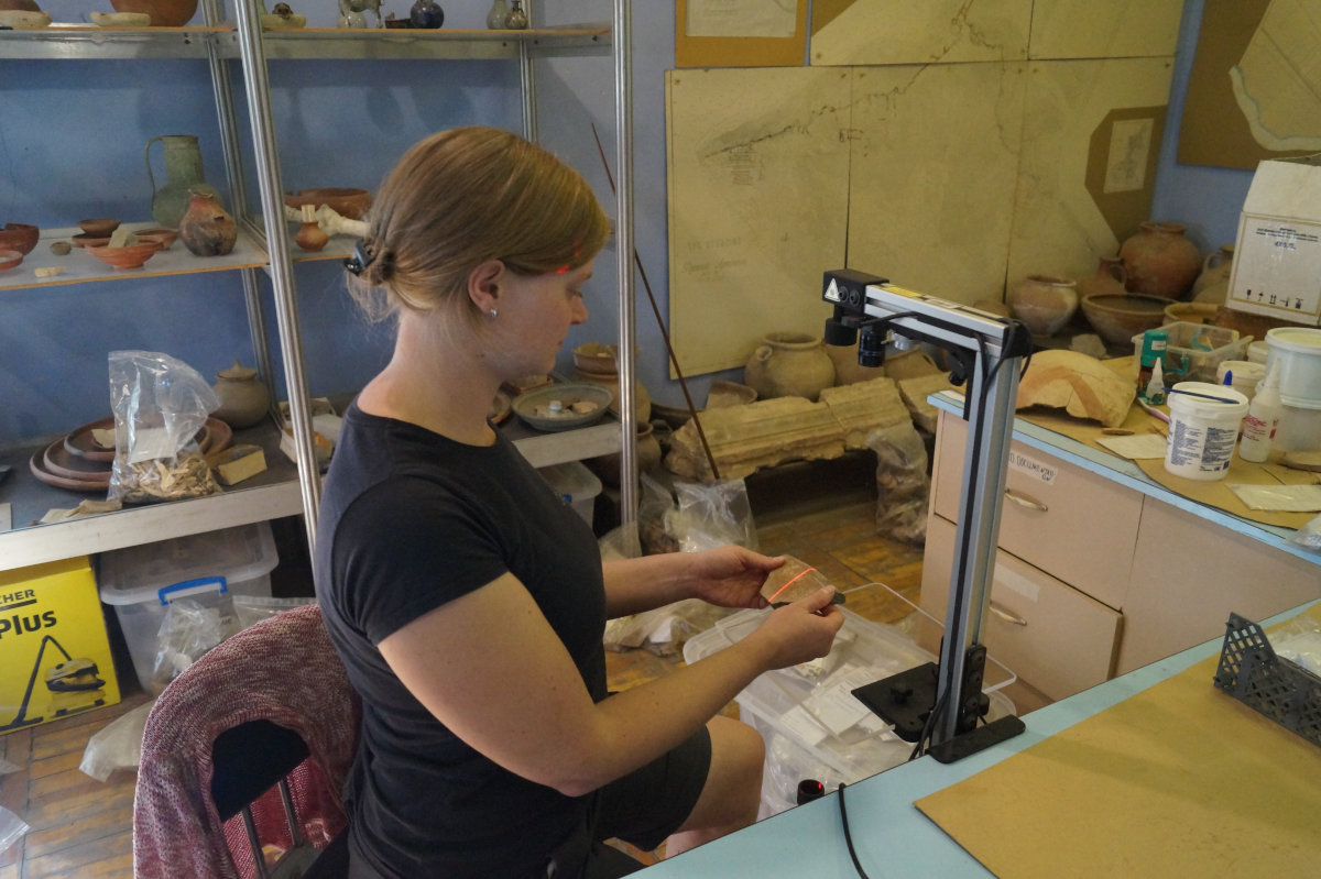 Einsatz des «Laser Aided-Profilers» zur Keramikdokumentation im Grabungshaus.