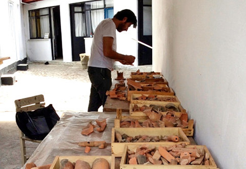 Auswahl von Proben der Red Lustrous Wheel-made Ware für die archäometrischen Analysen im Grabungshaus von Boğazköy.