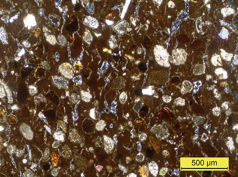 Abb. 2 Fotografie eines Dünnschliffs, welcher die Steineinschlüsse im Ton zeigt.