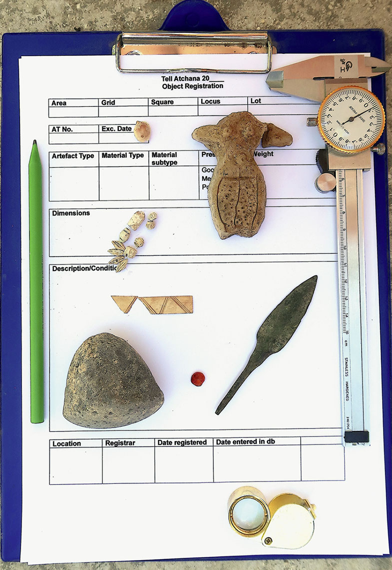 Abb. 5 Kleinfunde aus der Späten Bronzezeit in Tell Atchana: Terrakotta-Figur, Fayence- und Muschelperlen, Karneolperle, Pfeilspitze, verzierte Knocheneinlage und Steinwerkzeug.