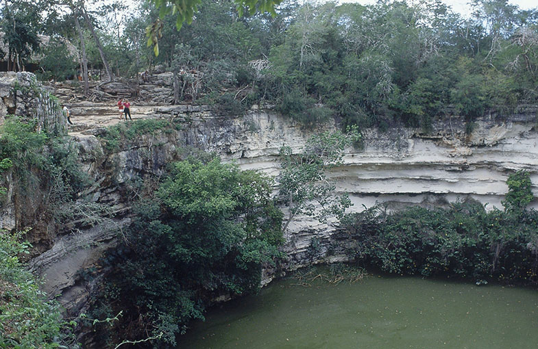 Abb. 5 Cenote Sagrado, Chichén Itzá. Die Maya benutzten diese natürlich geformte Sinkhöhle als Opferbrunnen für Objekte, später auch für Menschenopfer.