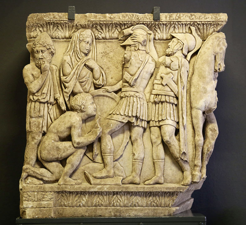 Abb. 3 Sarkophagfragment mit der Rüstungsszene des Achill.