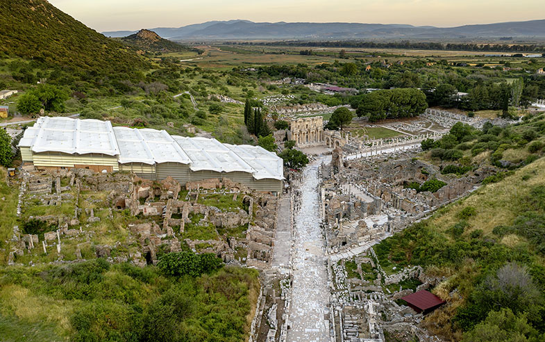 Abb. 3 Kuretenstraße mit der Celsusbibliothek an deren Ende und dem modernen Schutzbau über Hanghaus 2.