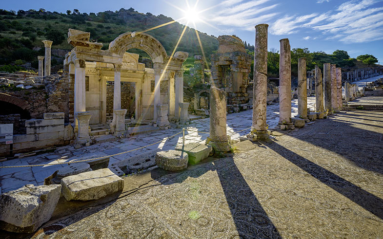 Abb. 4 Sog. Hadrianstempel mit den Reliefs der Gründungslegenden.